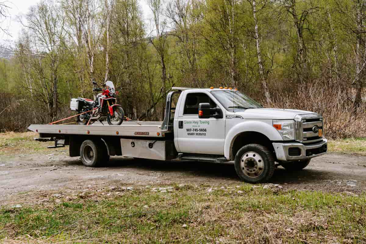 Flatbed tow truck for shed delivery capability